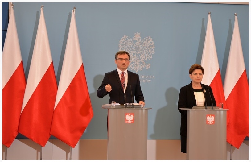 Prawie co trzeci komornik nie ma studiów prawniczych, większość wysługuje się asesorami, niektórzy znaczną część roku bawią na urlopie, sądy notorycznie odrzucają skargi na komorników – minister sprawiedliwości chce zmian.