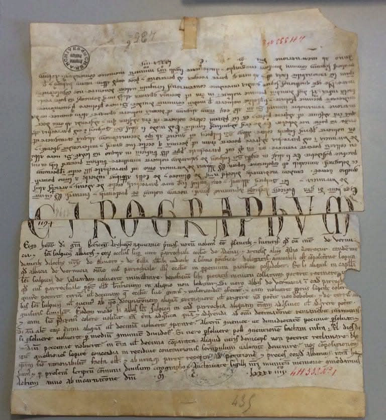 Cyrograf — dokument obłożony legendą i&nbsp;lękiem: od średniowiecznych wezbrań związanych z&nbsp;długiem, przez&nbsp;obce praktyki pisemne narzucone Lechitom, po&nbsp;magiczne zabezpieczenia zapisane krwią. Ten tekst odsłania, jak zwykły papier stał się symbolem utraty wolności, lichwy i&nbsp;„zaprzedania duszy”, oraz&nbsp;jak dawny strach przegląda się w&nbsp;dzisiejszych niezrozumiałych umowach bankowych.