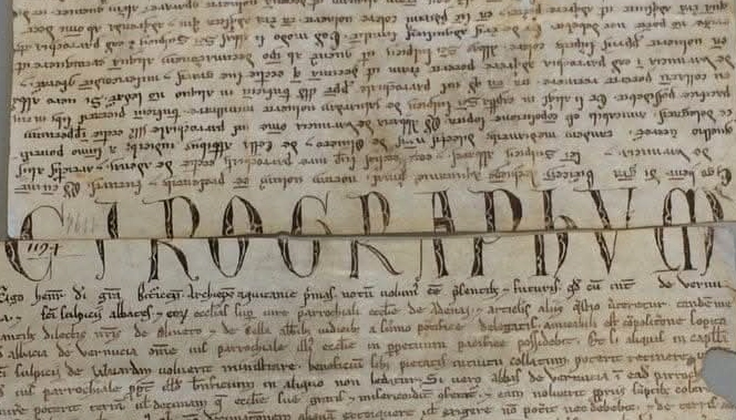 Cyrograf — dokument obłożony legendą i lękiem: od średniowiecznych wezbrań związanych z długiem, przez obce praktyki pisemne narzucone Lechitom, po magiczne zabezpieczenia zapisane krwią. Ten tekst odsłania, jak zwykły papier stał się symbolem utraty wolności, lichwy i „zaprzedania duszy”, oraz jak dawny strach przegląda się w dzisiejszych niezrozumiałych umowach bankowych.