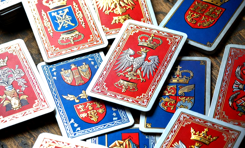 Odkryj fascynującą historię Kart Polskich - zapomnianego dziedzictwa, które uczyło, bawiło i odzwierciedlało świat naszych przodków. Od Czerwa po Wino, od Króla po Tuz - każda karta to opowieść o polskiej tradycji, rzemiośle, przyrodzie i systemie wartości. Wejdź na portal Radia Bezpieczna Podróż i zobacz, jak wyglądała prawdziwa talia z serca Polski.