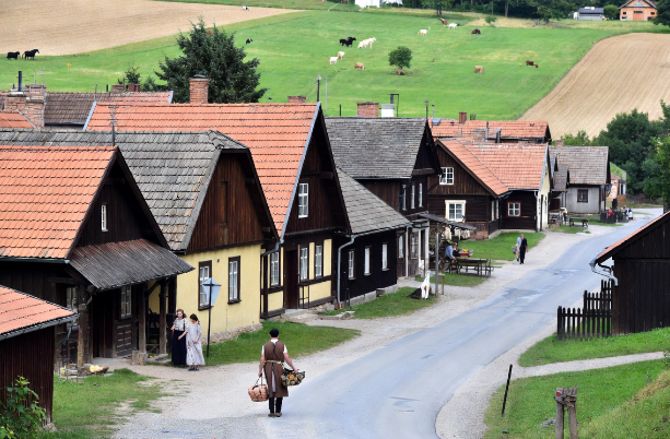 Gospodarka zaczyna się od Gościa Zanurz się w fascynującą etymologię słów: gospodarz, gosposia, podaż, dar, daniec… i odkryj, jak staropolskie pojęcia kształtowały nasze rozumienie ekonomii, gościnności i społecznego ładu. Od gościńca do gospodarstwa – historia, która zmienia perspektywę.