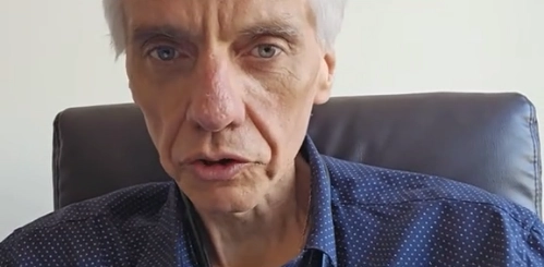 Bank podsuwa wielostronicowy drobny druk, ty podpisujesz kredyt na lata