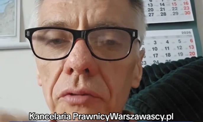 „Polskie sądy nie są dla&nbsp;zwykłych ludzi. System napisany przez&nbsp;korporacje działa jak maszynka do&nbsp;robienia z&nbsp;nas dłużników. Jeśli nie znasz zasad gry, przegrywasz zanim wejdziesz na&nbsp;salę. Dlatego&nbsp;pokazuję Ci, jak nie dać się ograć.